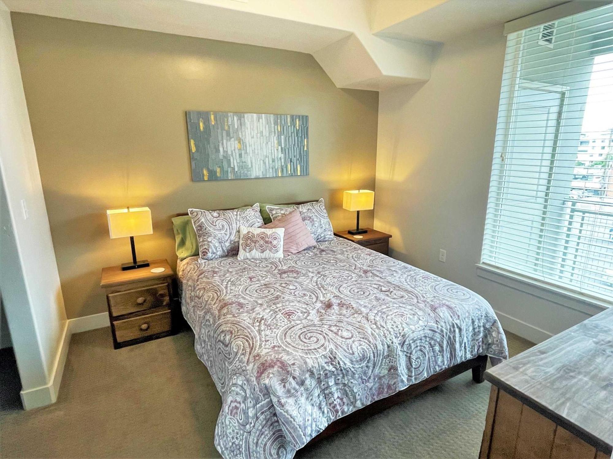 Luxury In The Library Square District *