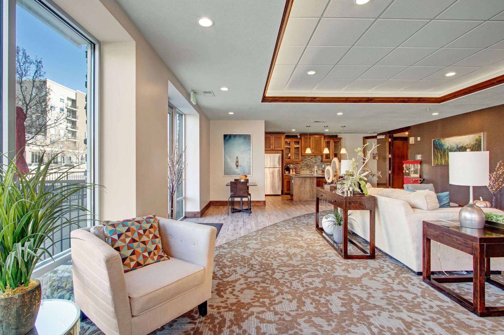 Luxury In The Library Square District *