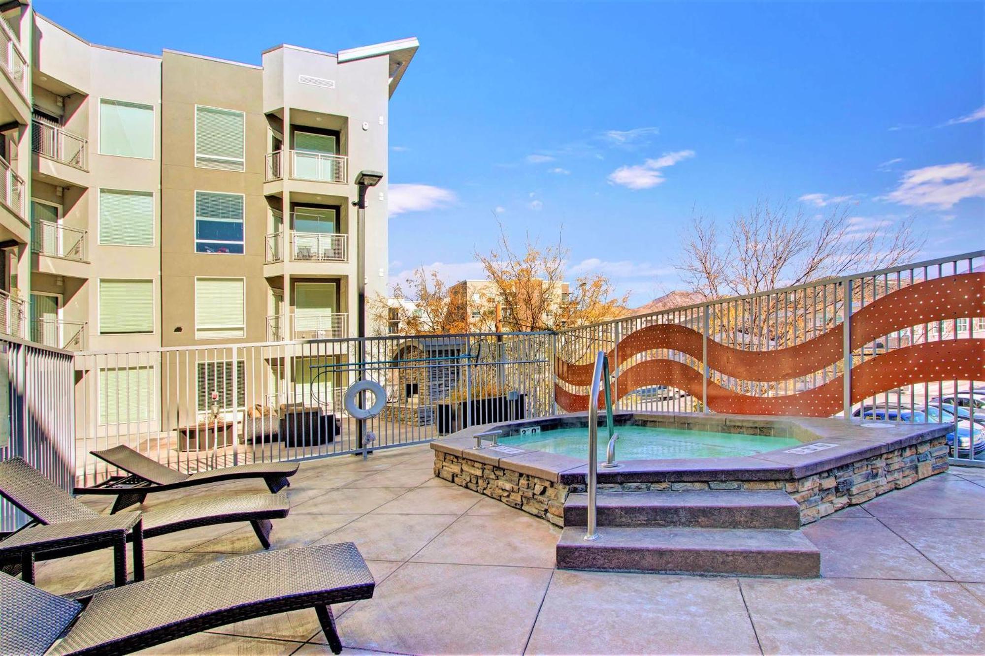 Luxury In The Library Square District *